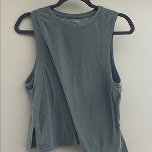 Old Navy Women's Muscle Tee in Gray size S